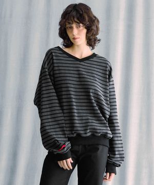 로빈 스트라이프 브이넥 맨투맨_차콜