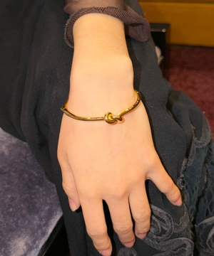 ONE KNOT BANGLE