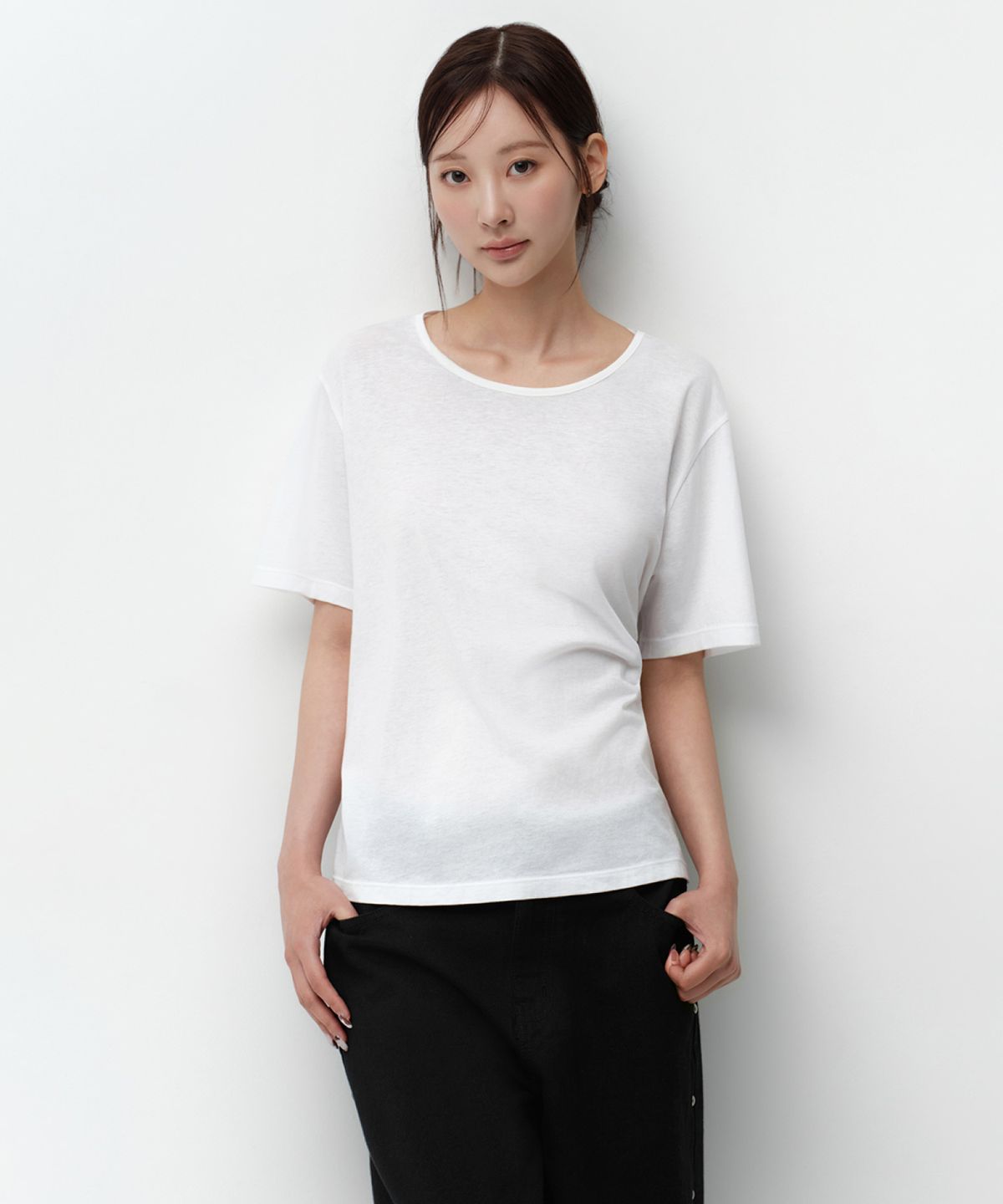 무신사 스탠다드 우먼(MUSINSA STANDARD WOMAN) 우먼즈 릴렉스드 라이트웨이트 CR 스쿱 넥 티셔츠 [화이트]