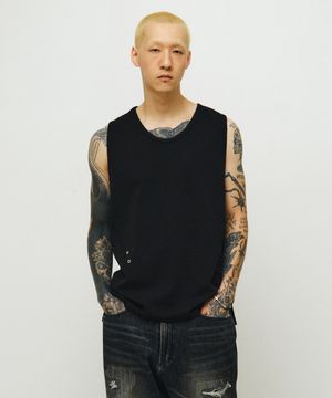 Struct line punching sleeveless (black)