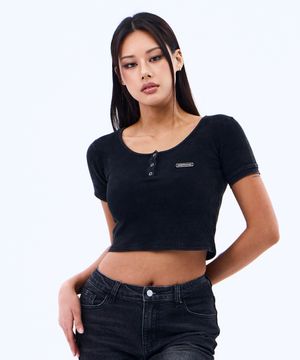 메탈 라벨 워시드 와플 헨리넥 크롭 티셔츠 (BLACK)