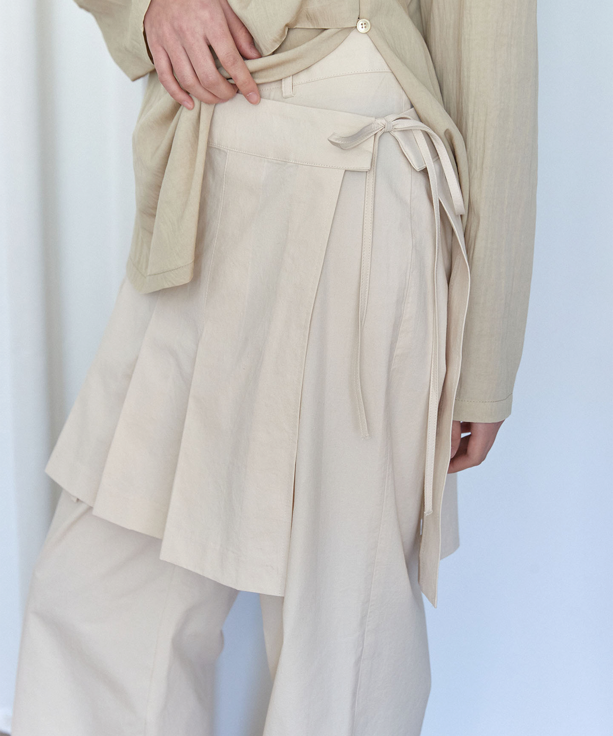 아우로(OURO) PLEATS SKIRT LAYERED PANTS [ CREAM ]