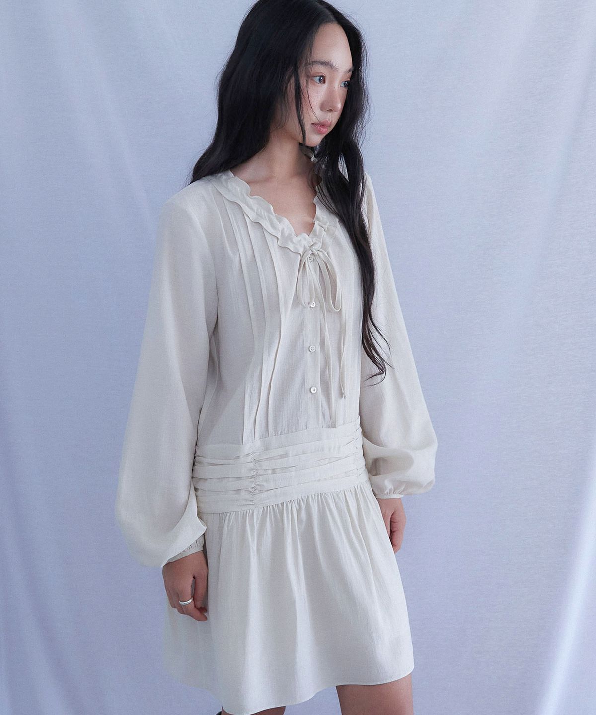 아우로(OURO) RIBBON SHIRRING ONE PIECE DRESS [ CREAM ]