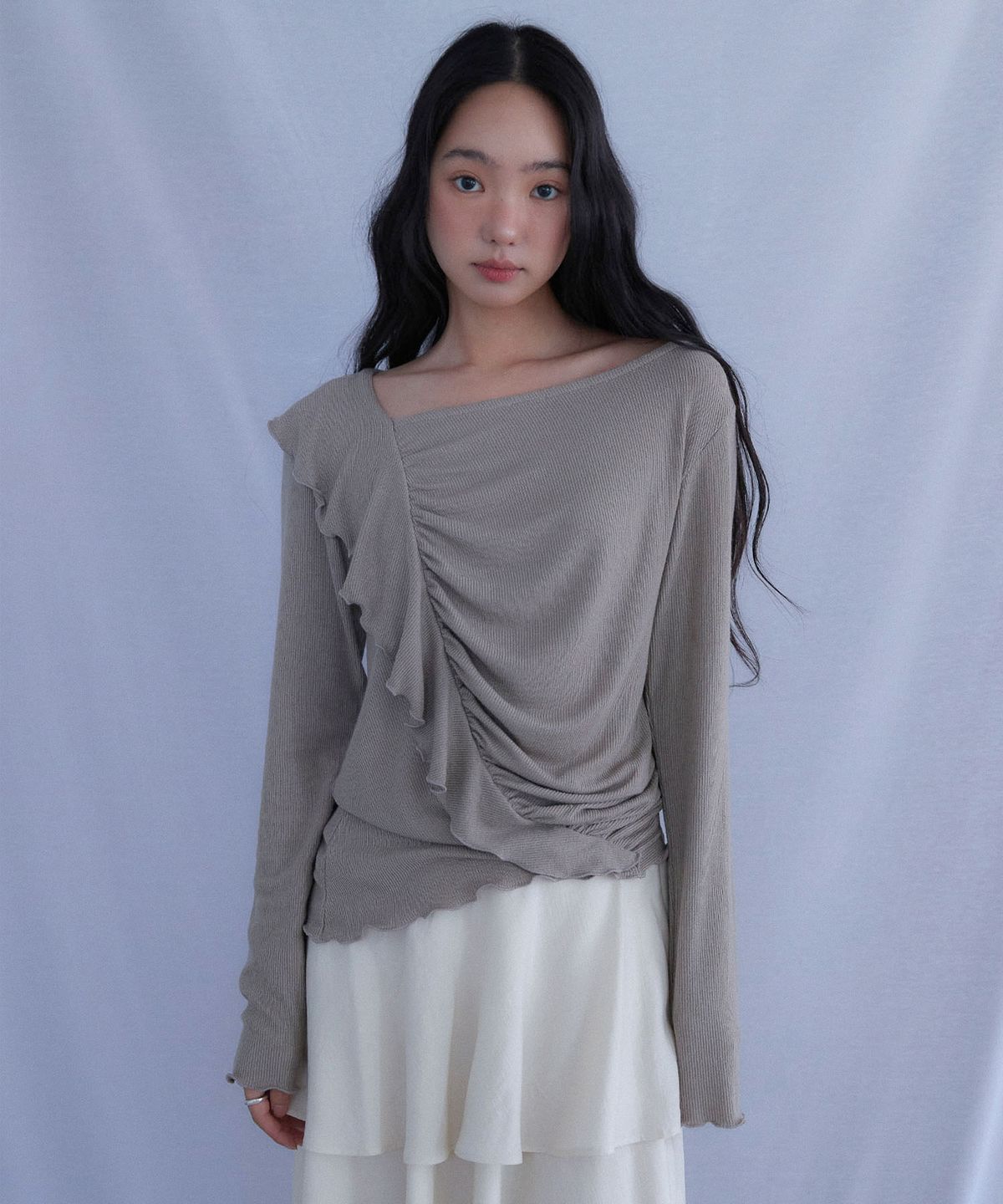 아우로(OURO) SHIRRING FRILL KNIT T [ ETOUPE ]