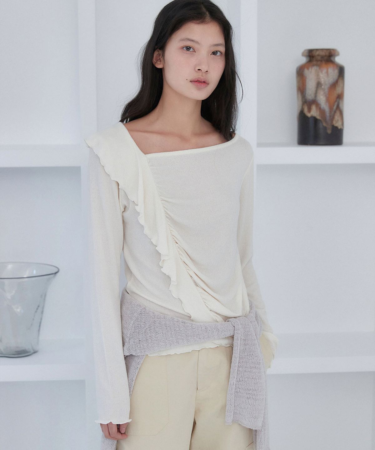 아우로(OURO) SHIRRING FRILL KNIT T [ CREAM ]