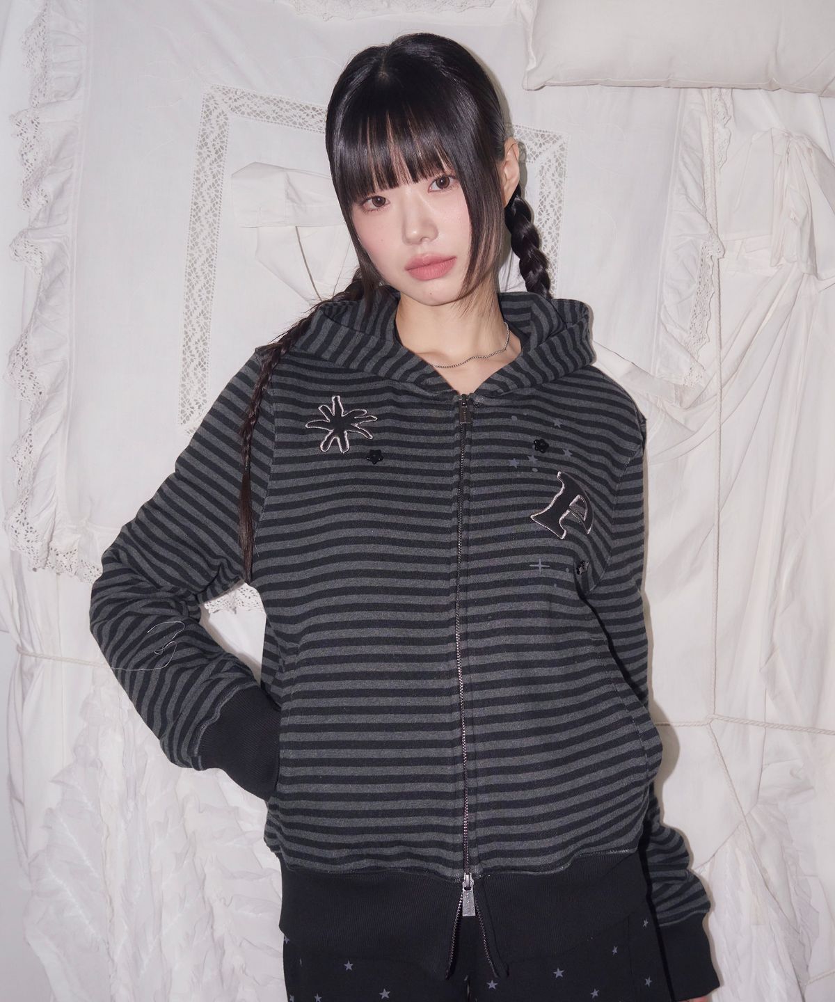 프렌다(PRENDA) STRIPE STAR BUTTON HOOD ZIP-UP BLACK