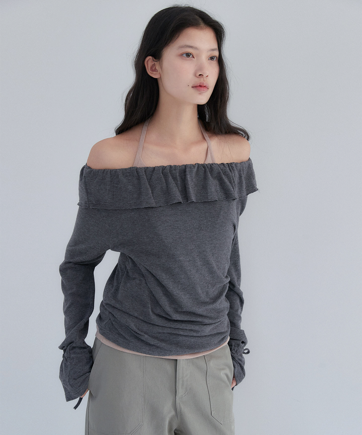 아우로(OURO) FRILL COLLAR T SHIRTS BLOUSE [ CHARCOAL ]
