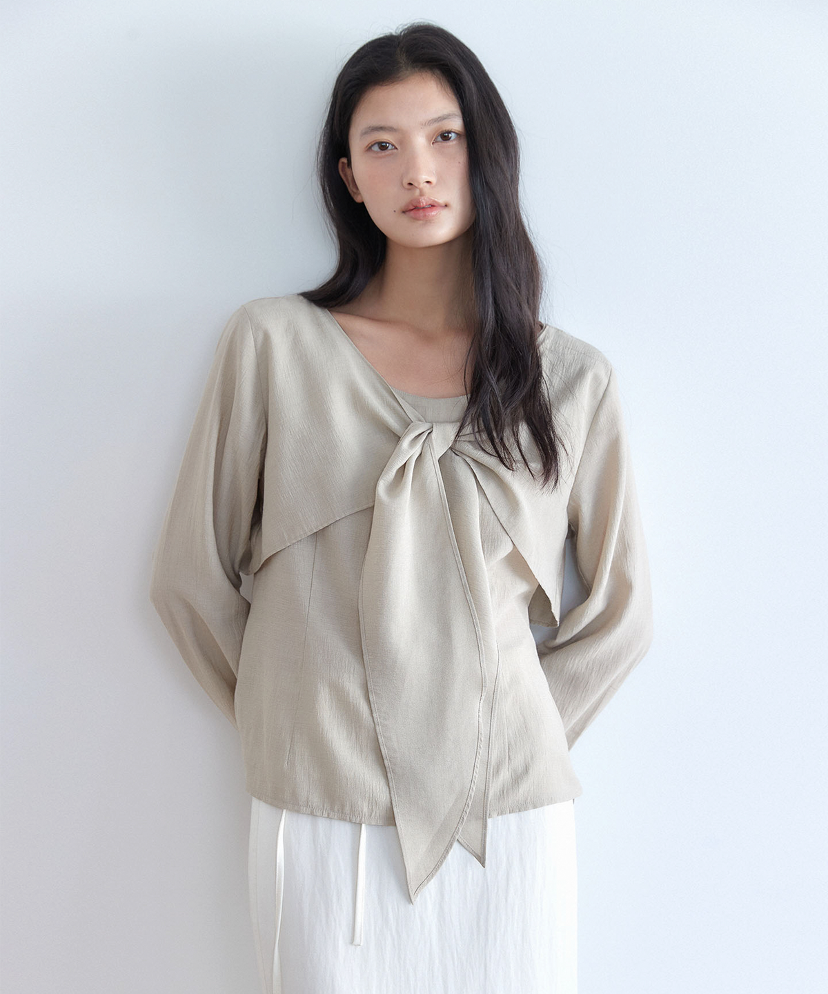 아우로(OURO) SHEER RIBBON BLOUSE [ BEIGE ]