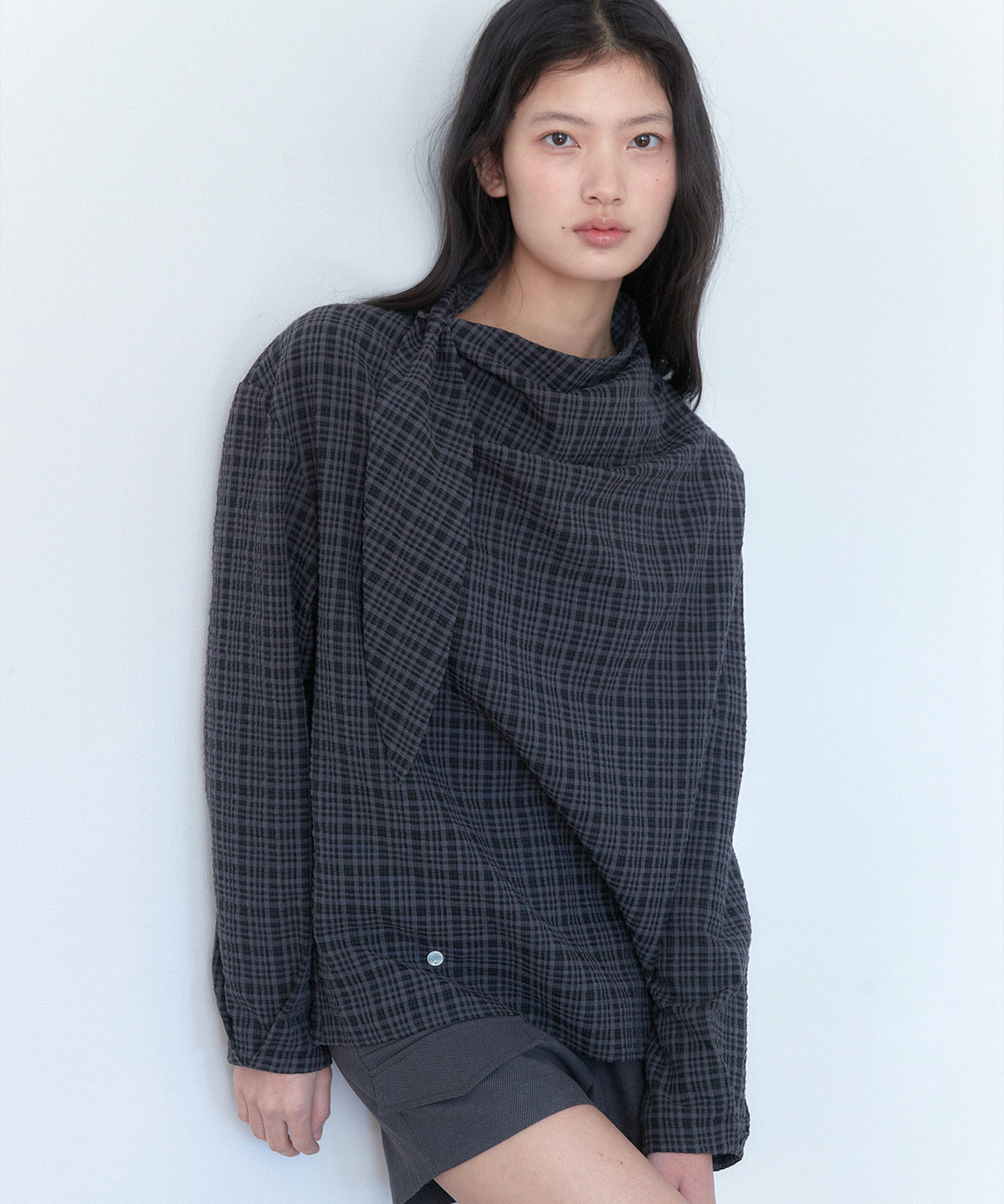 아우로(OURO) SCARF TIE BLOUSE [ CHARCOAL ]