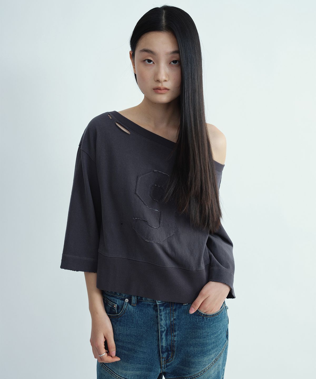 밀로 우먼(MILLO WOMEN) 디스트레스드 아플리케 티셔츠 [차콜]