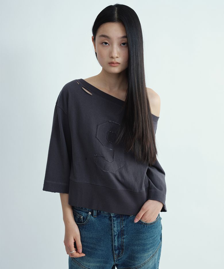 디스트레스드 아플리케 티셔츠 [차콜]