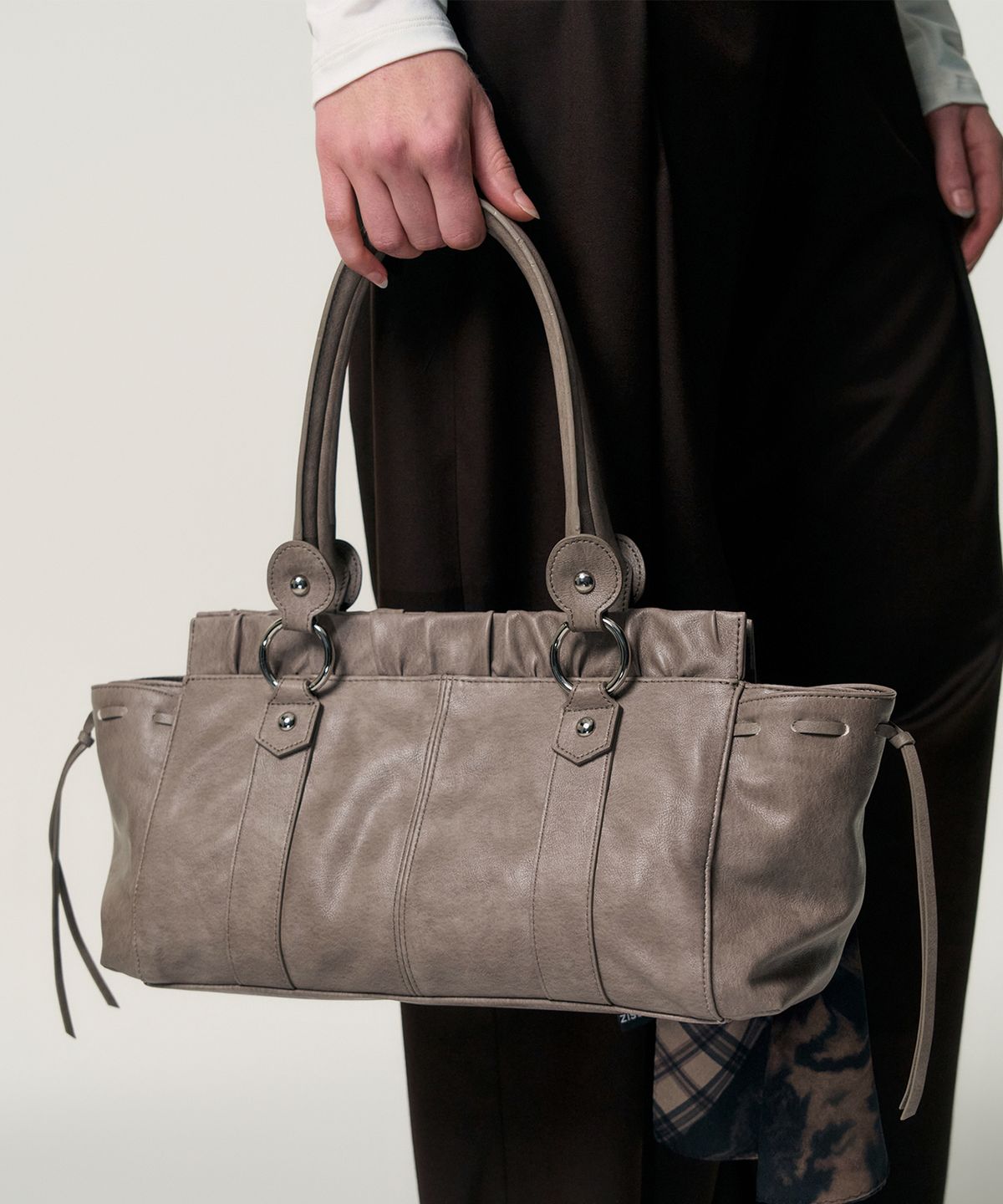 킴지수(KIMZISU) Ruched Belt Tote Bag_GREY