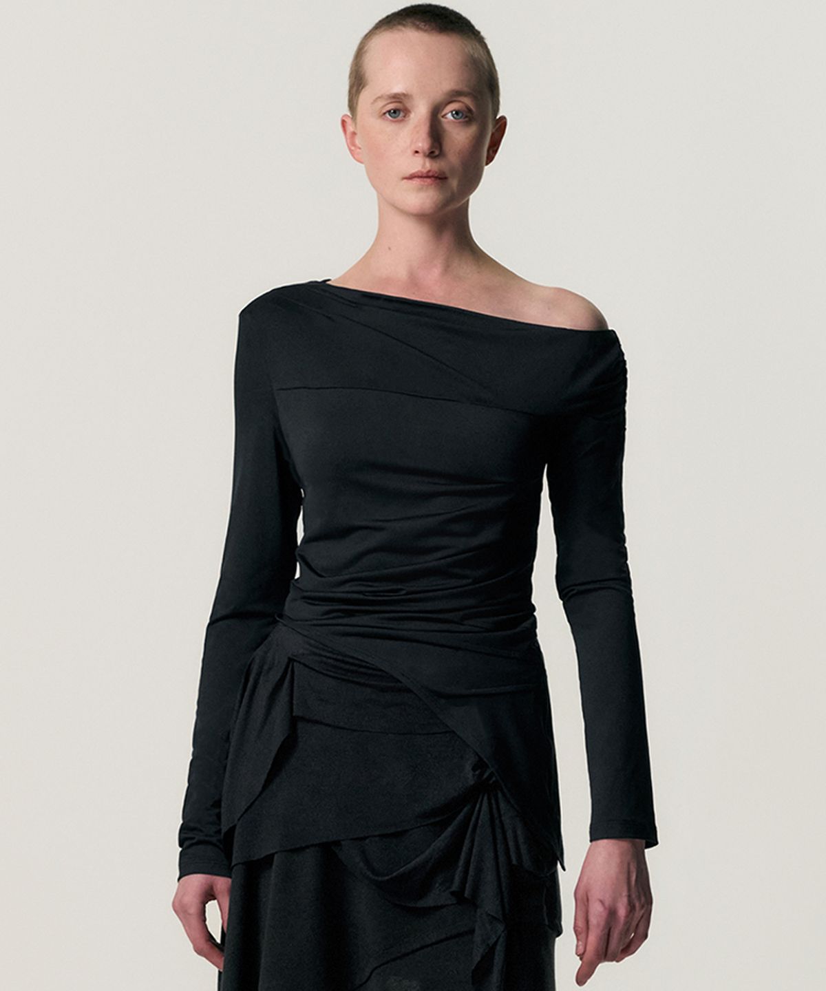 킴지수(KIMZISU) [Ver.2] One Shoulder Draped Jersey Top_BLACK