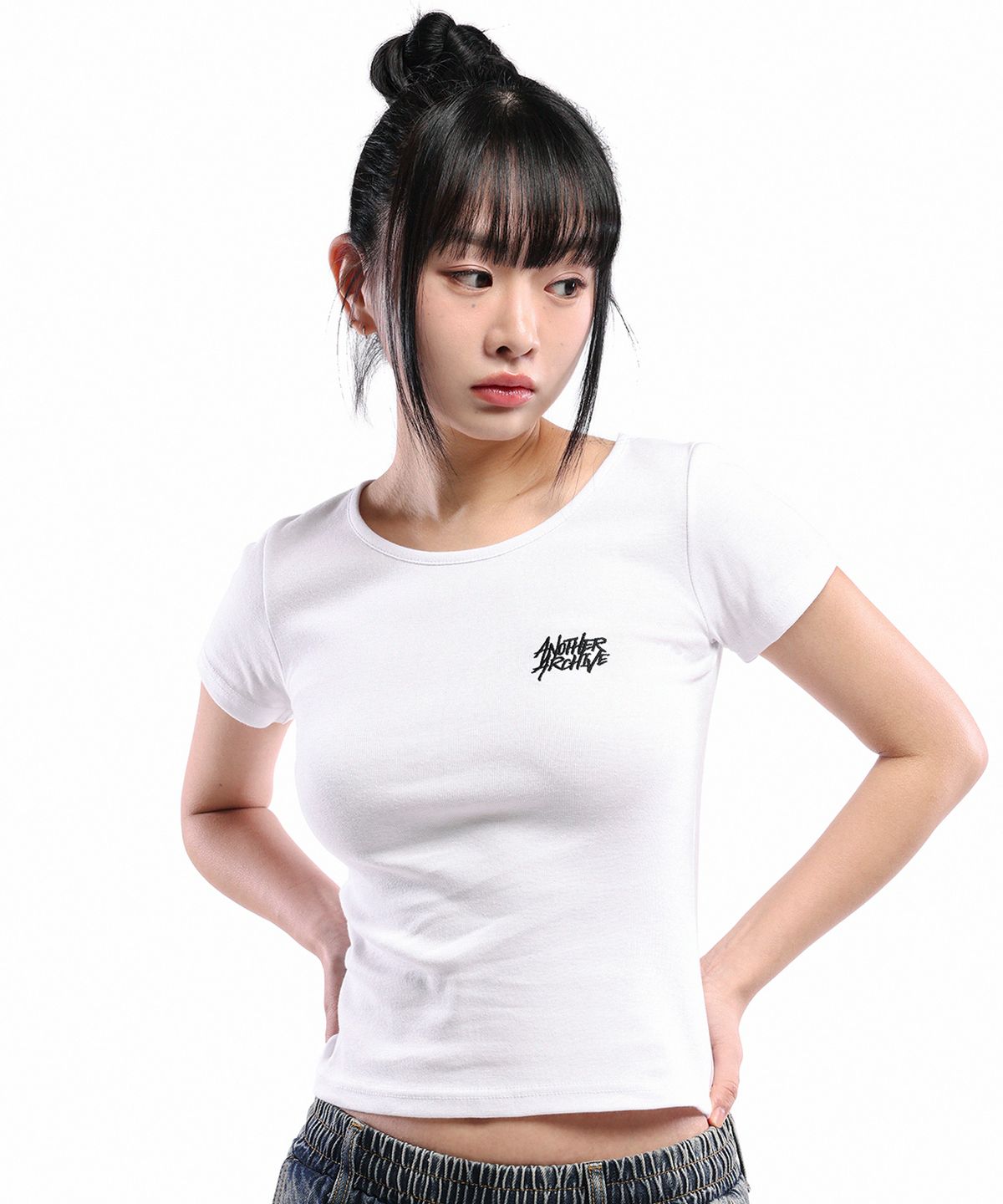 어나더 아카이브(ANOTHER ARCHIVE) 우먼 퍼펙 슬림 로고 반팔티_화이트