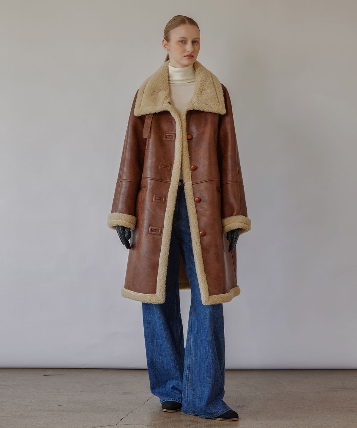 퀸스래빗(Q'SRB) Ever High Neck Shearling Long Coat-BROWN