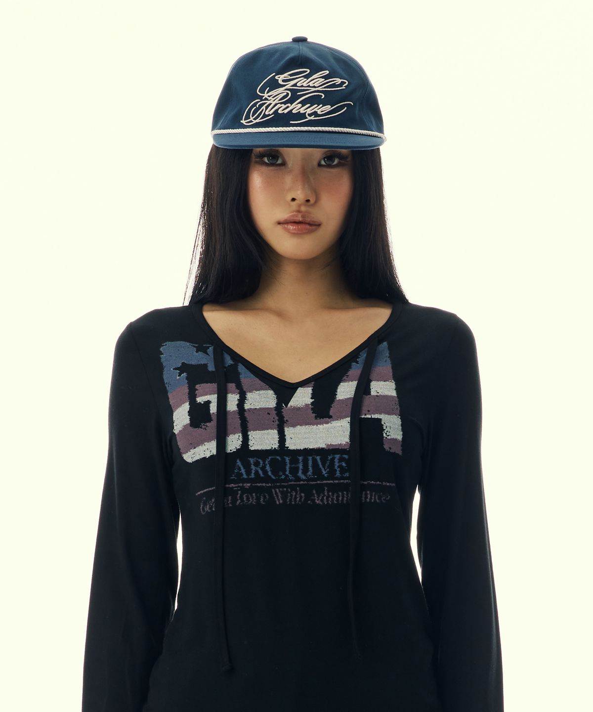 길라아카이브(GILAARCHIVE) SCRIPT LETTERING TRUCKER CAP_NAVY