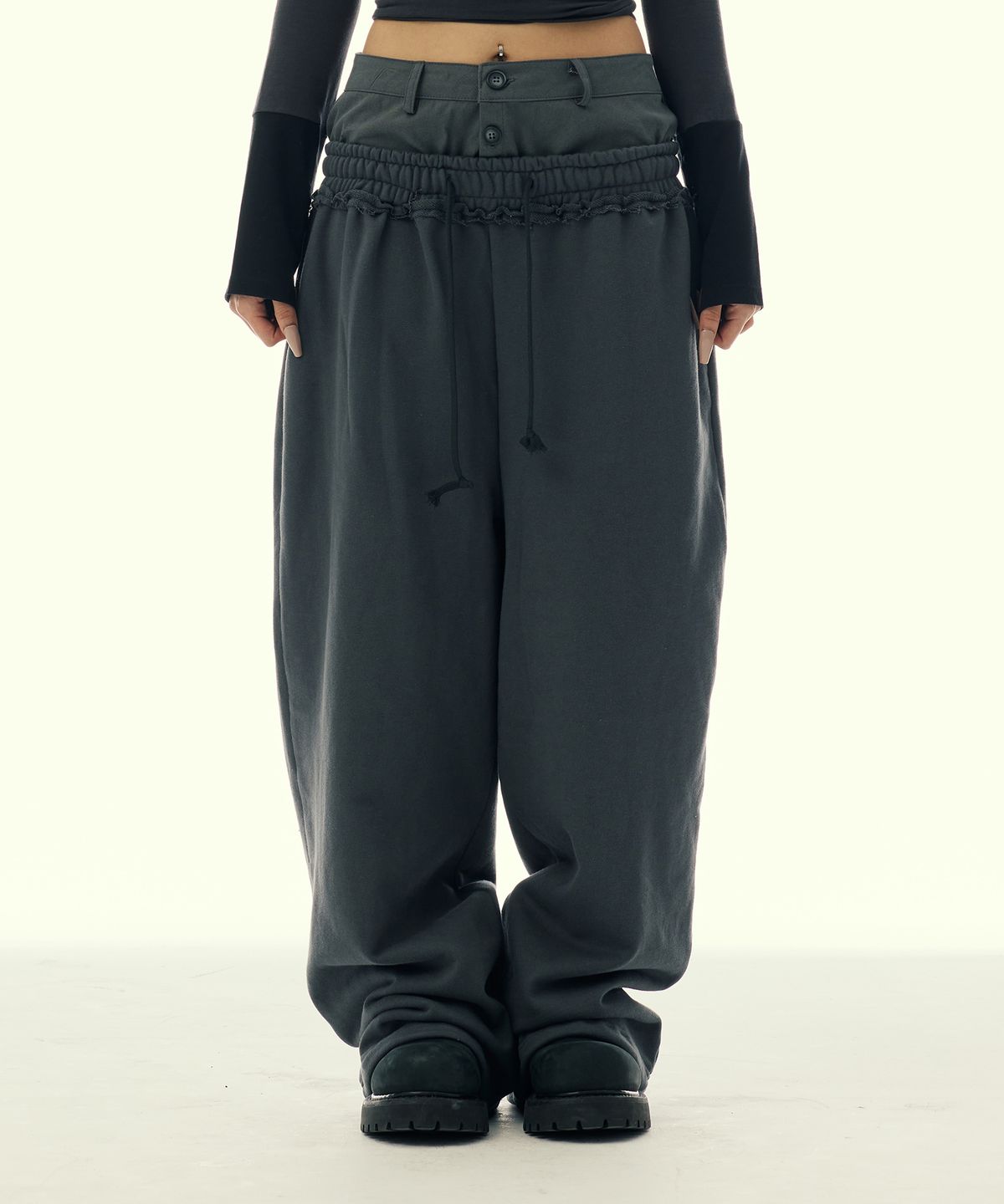 길라아카이브(GILAARCHIVE) LAYERED WAIST SWEAT PANTS_CHARCOAL
