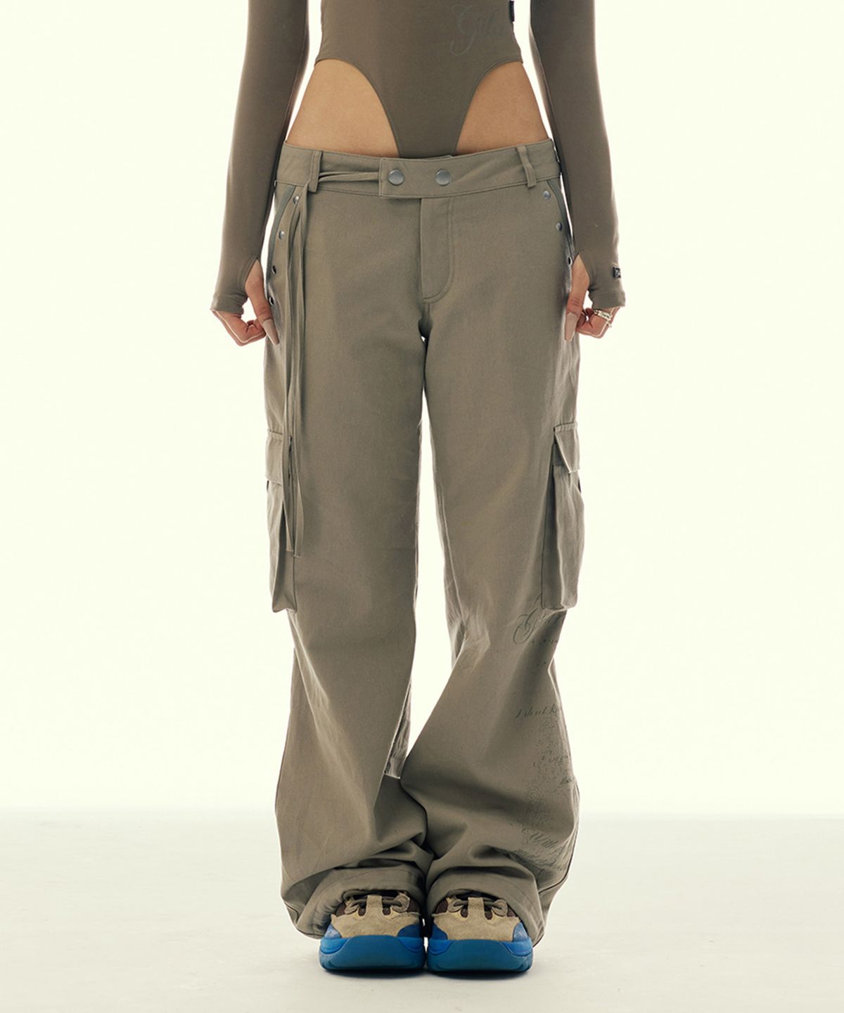 길라아카이브(GILAARCHIVE) POCKET EMBROIDED STRING CARGO PANTS_BEIGE