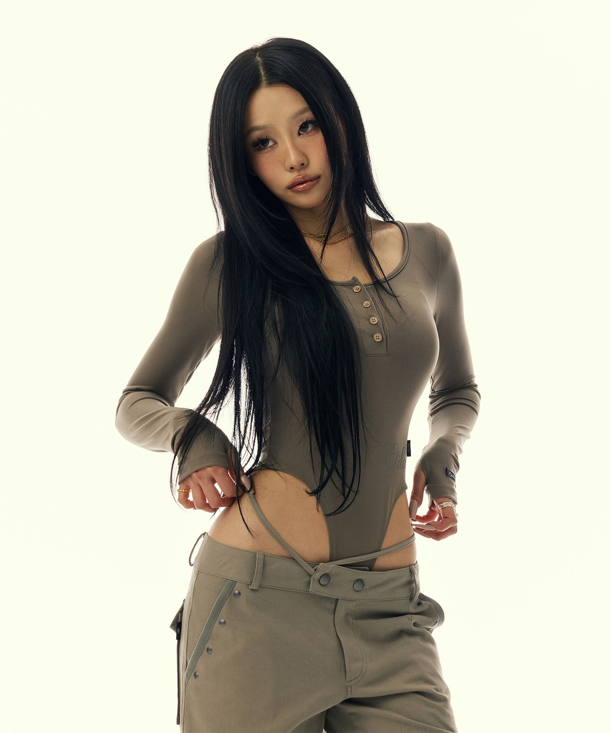 길라아카이브(GILAARCHIVE) SIDE SCRIPT LOGO BODY SUIT_BEIGE