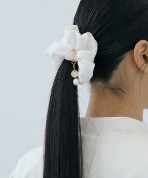 Scrunchie + Detachable Pearl Charm Set (ivory)