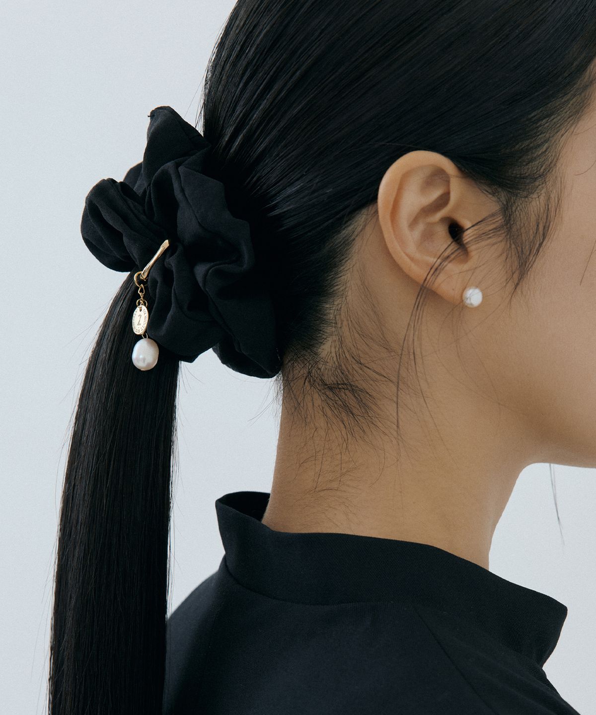 루시르주(LUCIR ZU) Scrunchie + Detachable Pearl Charm Set (black)