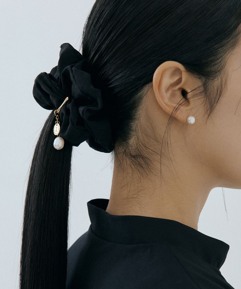 Scrunchie + Detachable Pearl Charm Set (black)