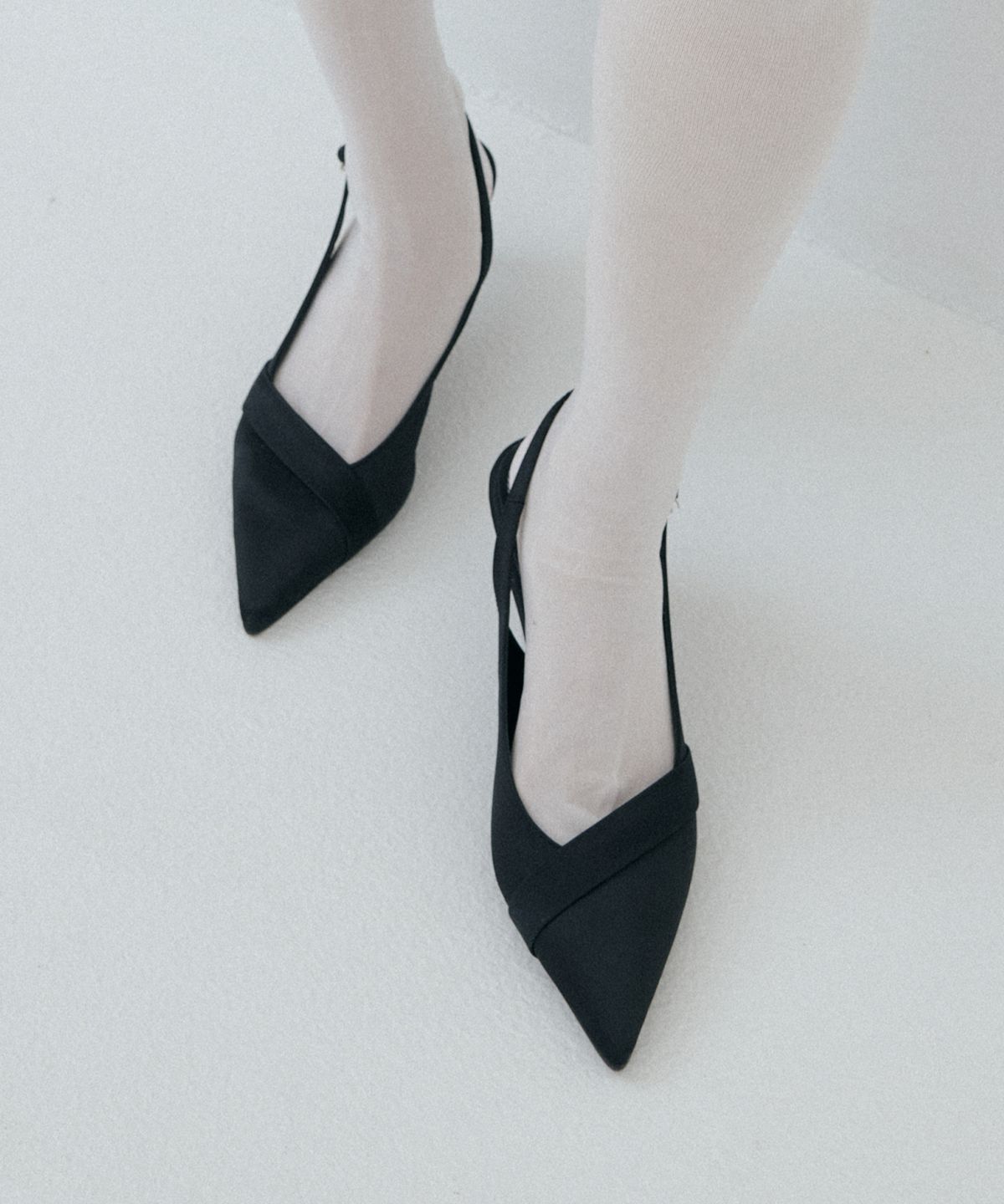 루시르주(LUCIR ZU) Slim-Toe Satin Slingback Heels (black)