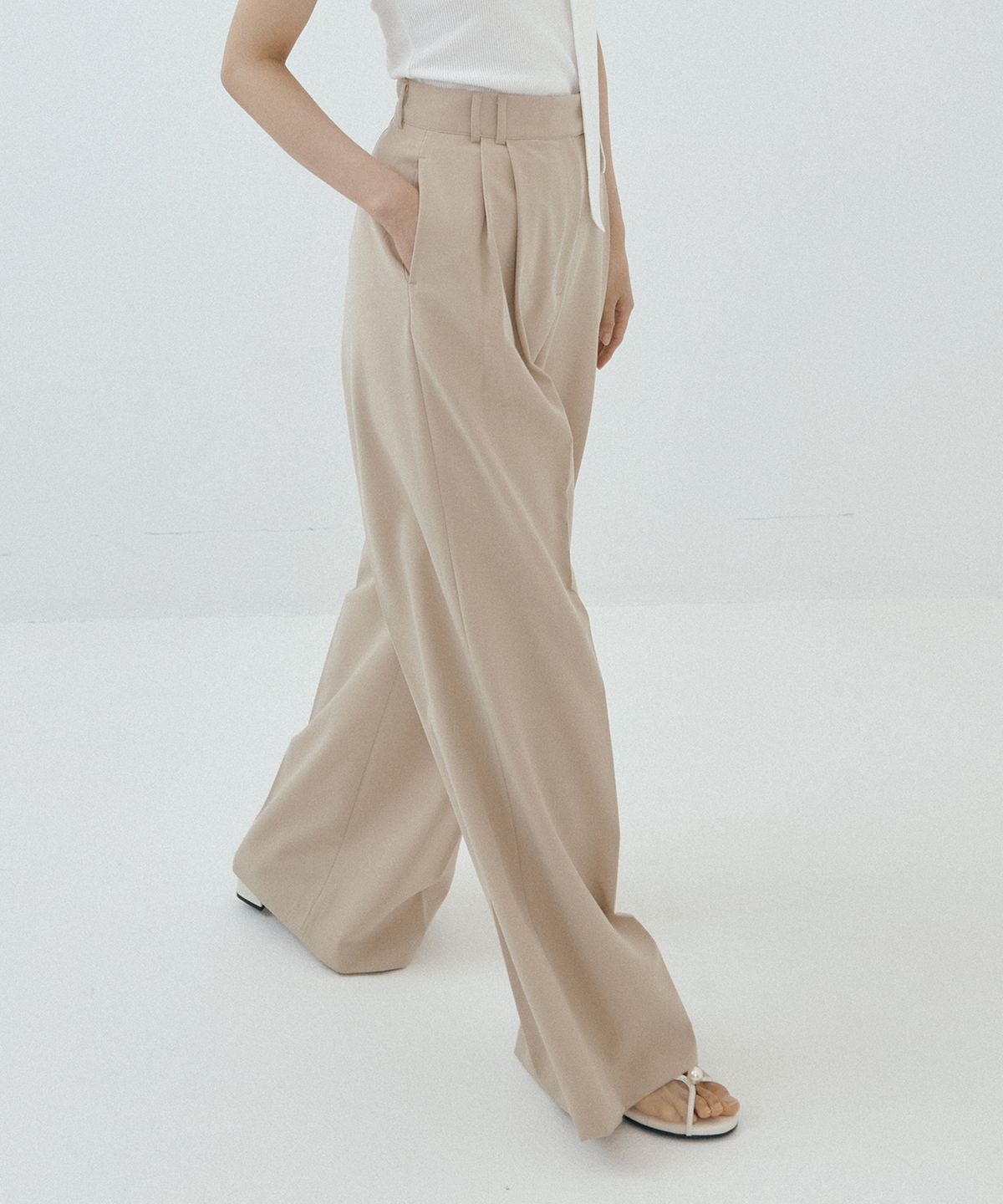루시르주(LUCIR ZU) Triangle Tab Wide Slacks (beige)