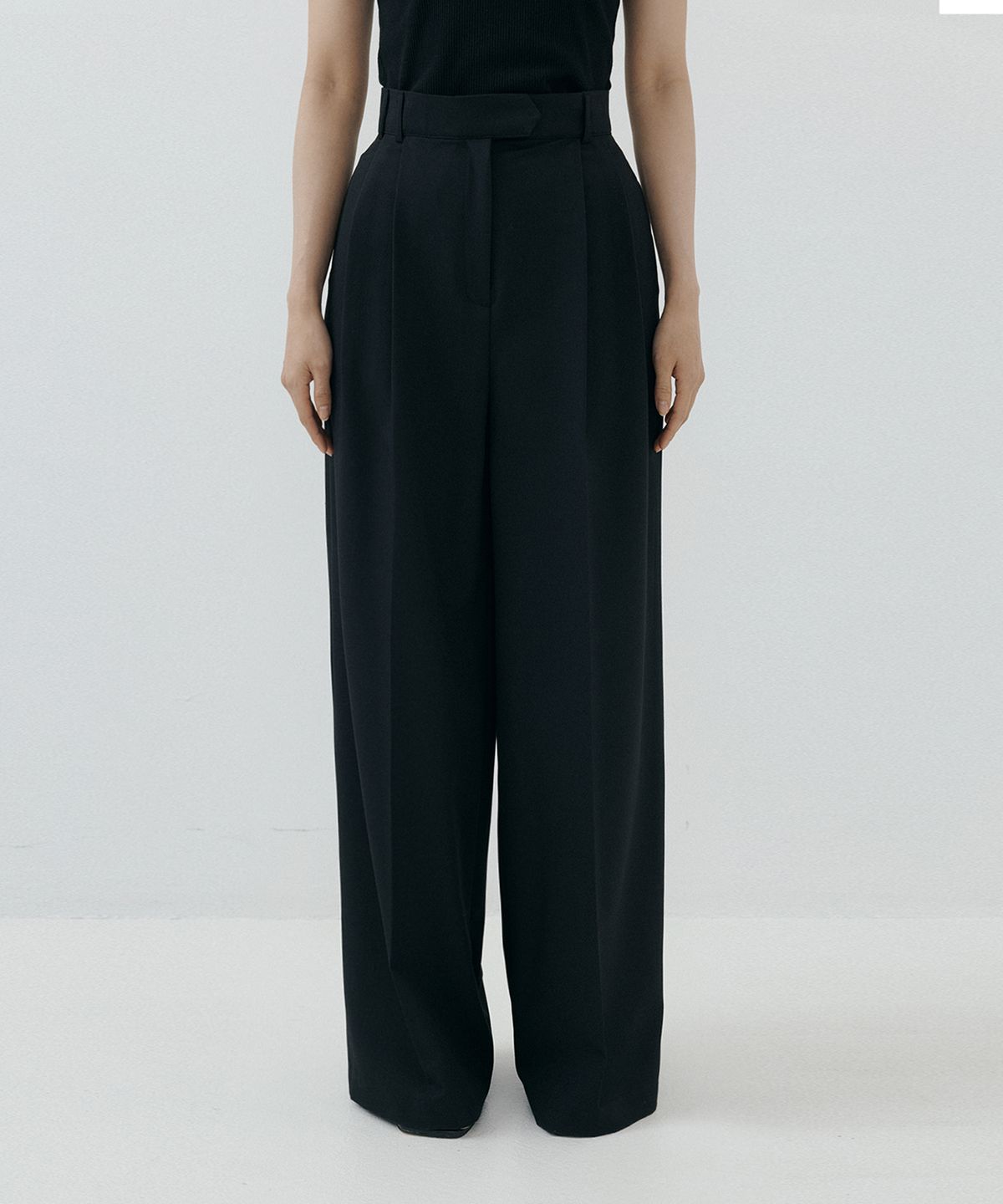 루시르주(LUCIR ZU) Triangle Tab Wide Slacks (black)