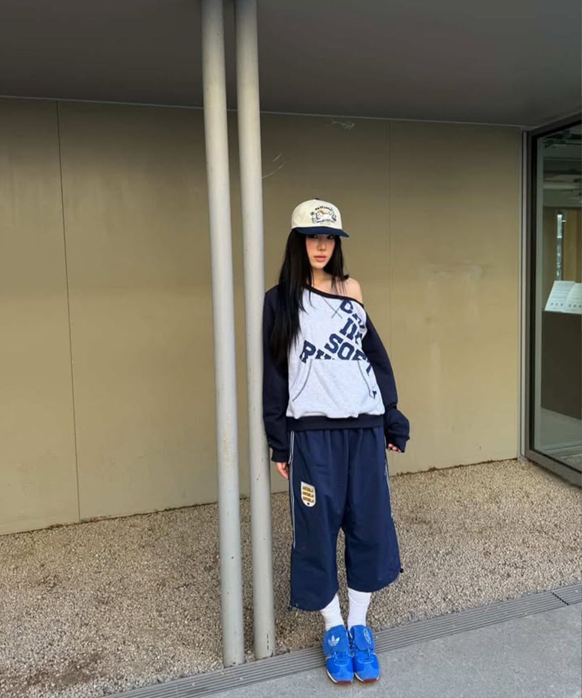 에즈이프 캘리(ASIF CALIE) ONE SHOULDER RAGLAN SWEATSHIRT WHITEMELANGE