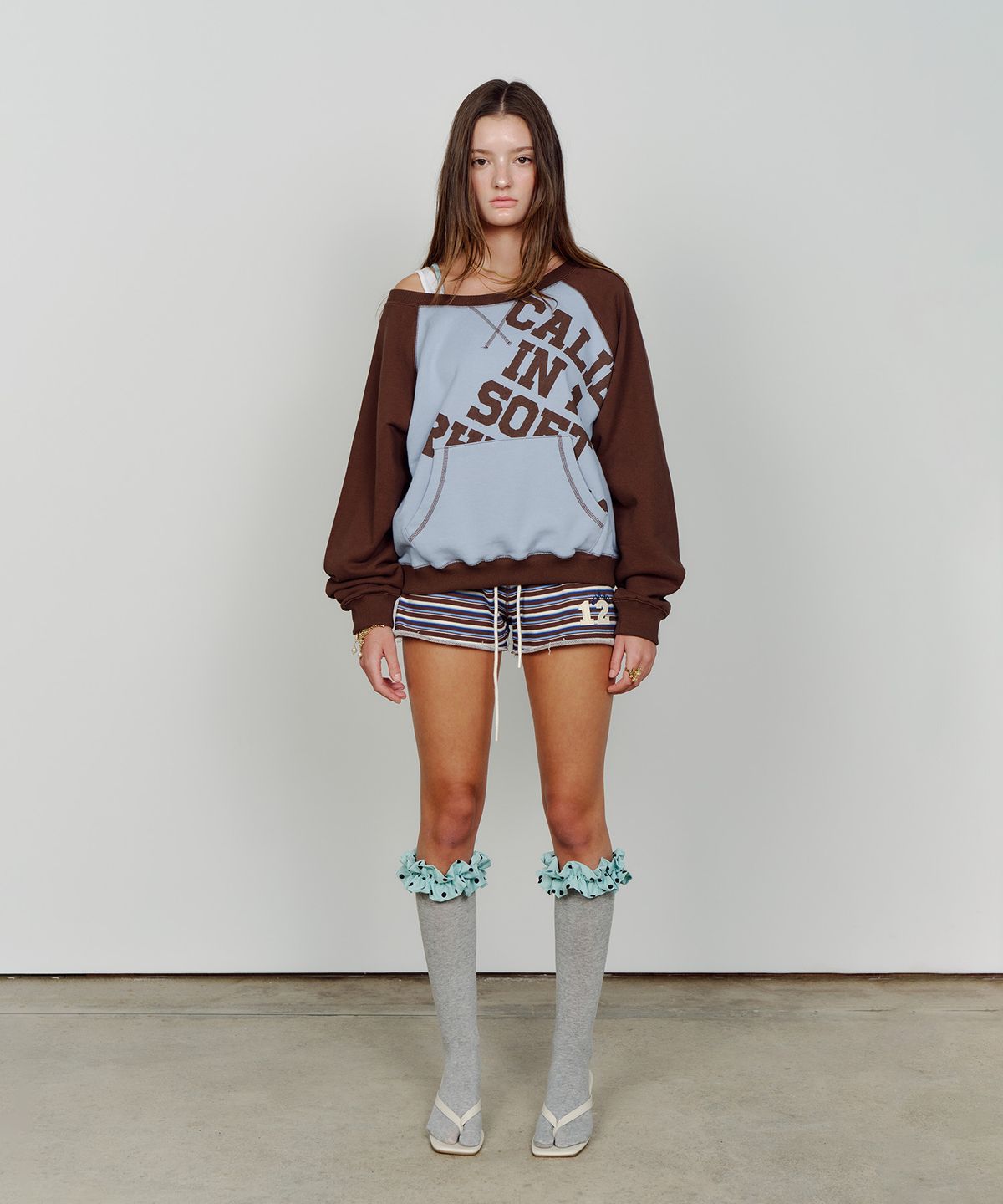 에즈이프 캘리(ASIF CALIE) ONE SHOULDER RAGLAN SWEATSHIRT SKYBLUE