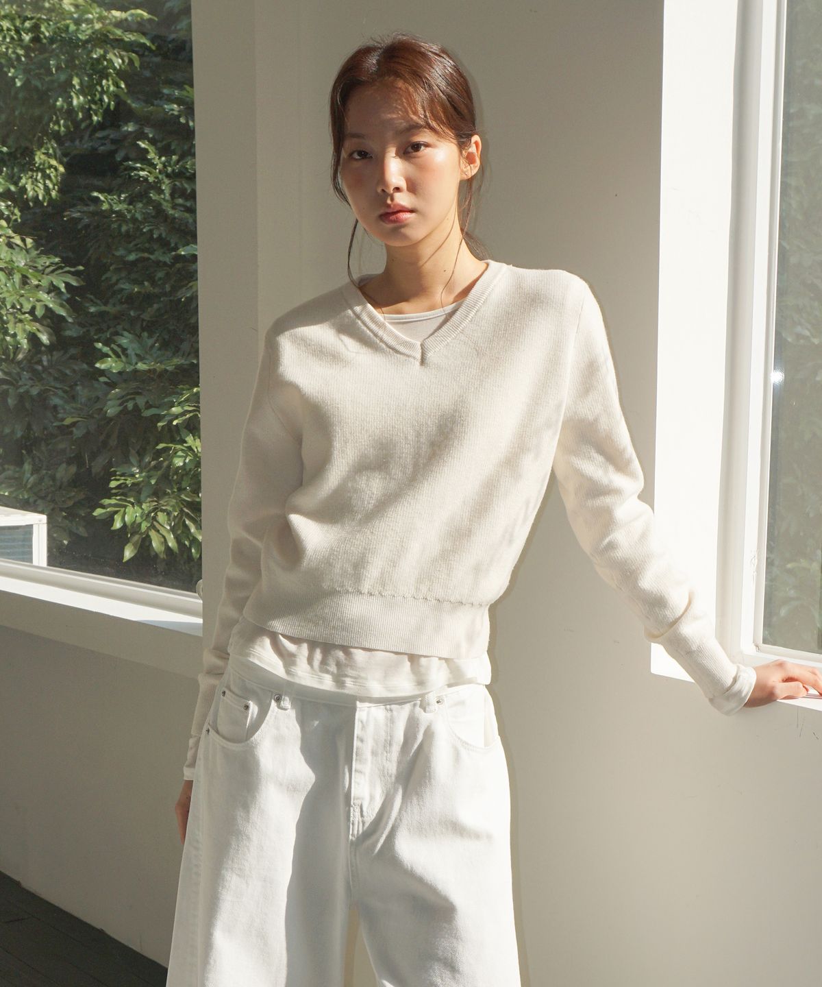 무드인사이드 우먼(MOOD INSIDE WOMAN) (woman) 에센셜 무드 크롭 브이넥 니트_Ivory