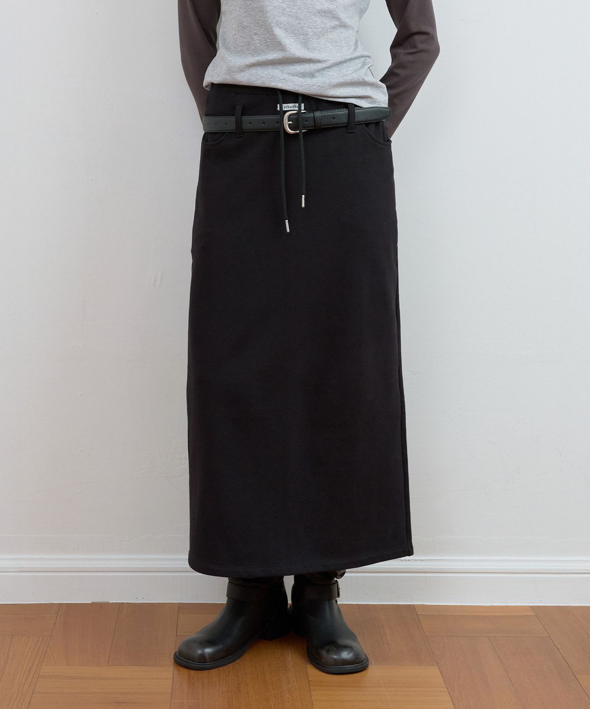 로라로라(ROLAROLA) BELT SET BACK SLIT SWEAT SKIRT BLACK