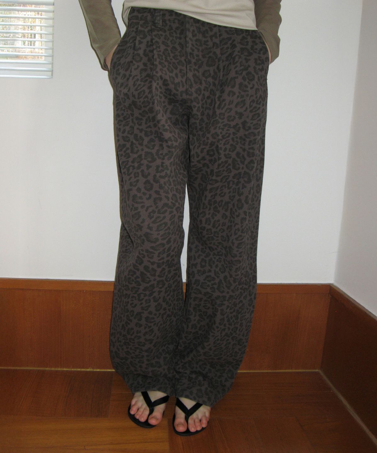 로라로라(ROLAROLA) CURVED PINTUCK LEOPARD DENIM PANTS GRAY