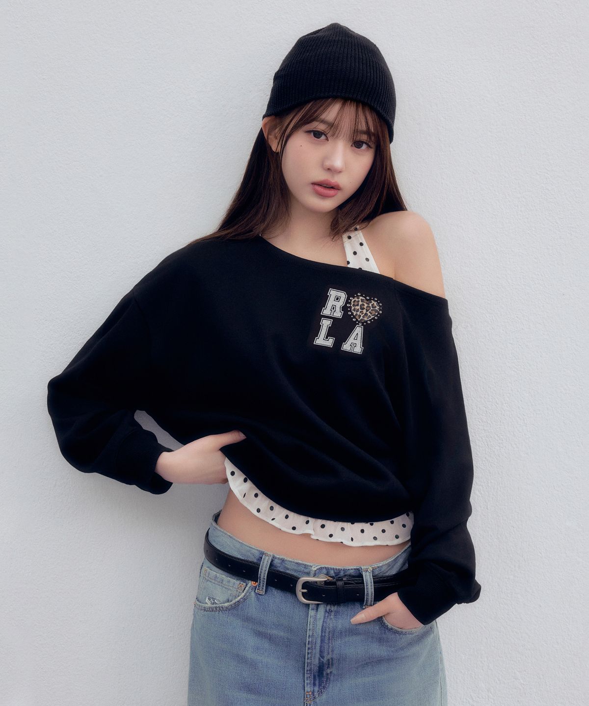 로라로라(ROLAROLA) I LOVE ROLA OFF SHOULDER SWEATSHIRT BLACK