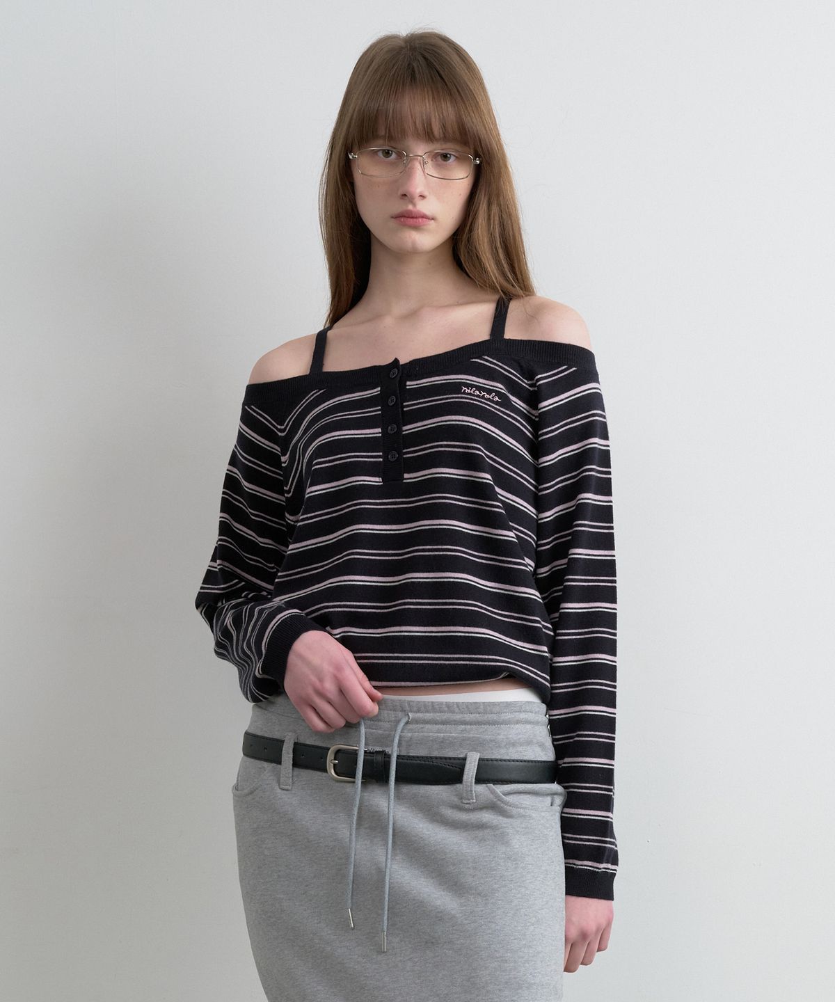 로라로라(ROLAROLA) STRIPE OFF SHOULDER STRAP KNIT BLACK