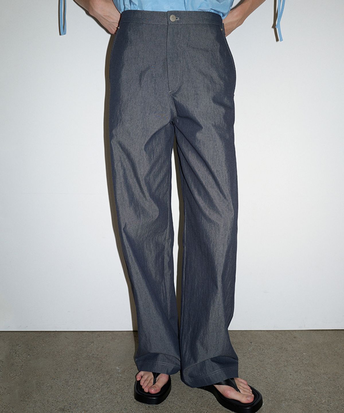 더룸(THELOOM) DENIM BARREL TROUSERS_INDIGO