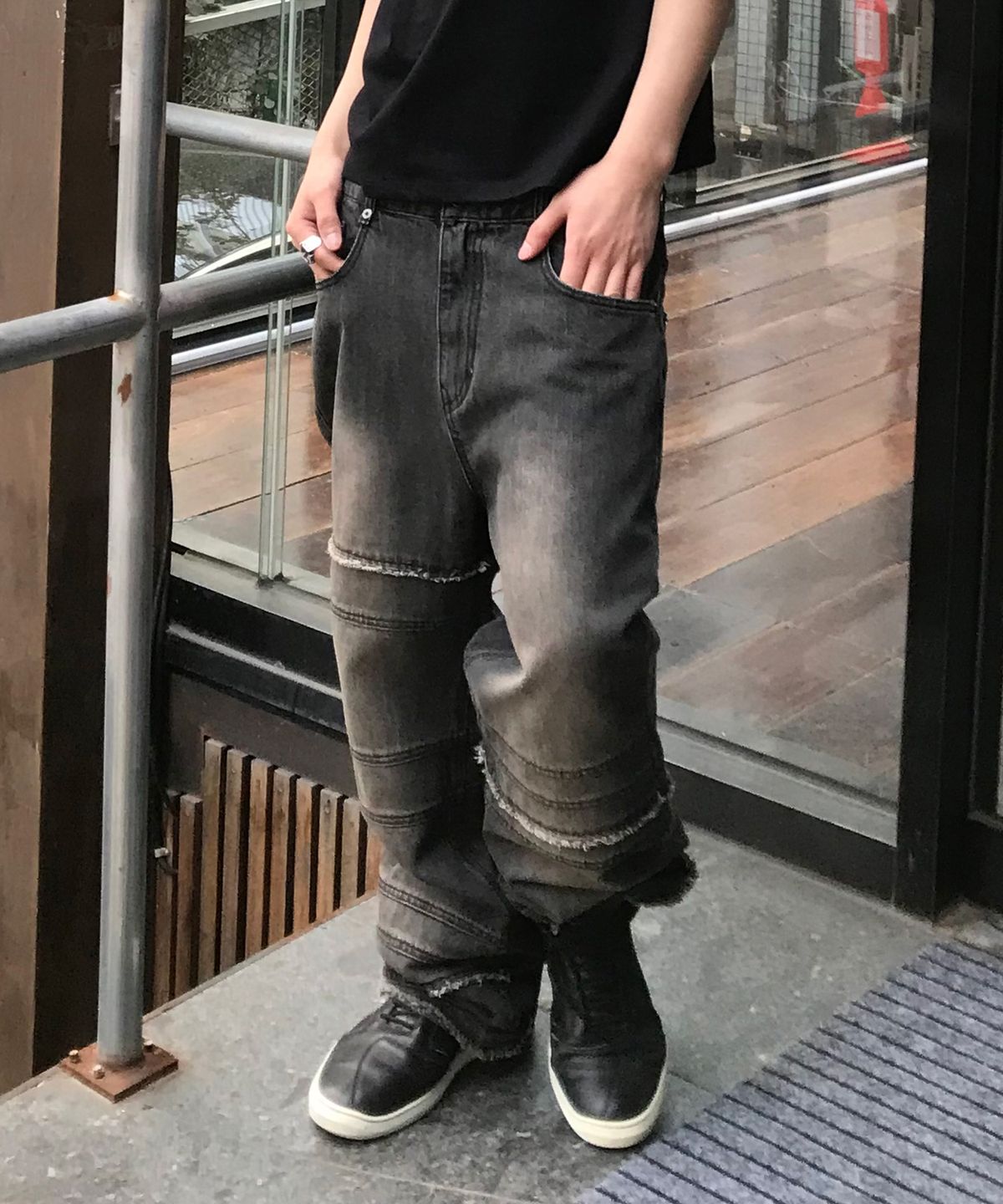 기철(KICHUL) Bind Raw Cut Straight Denim Pants (Black)