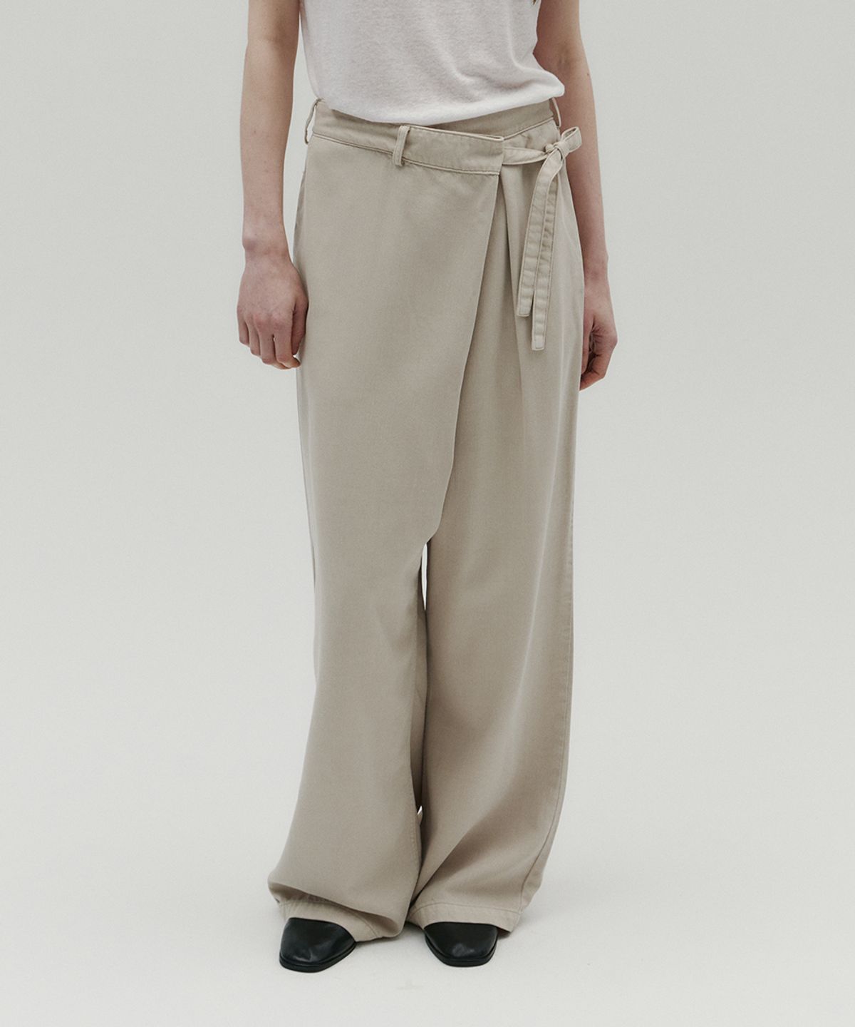 솔티페블(SALTY PEBBLE) GARMENT-DYED SOFT DENIM WRAP TROUSERS [BEIGE]