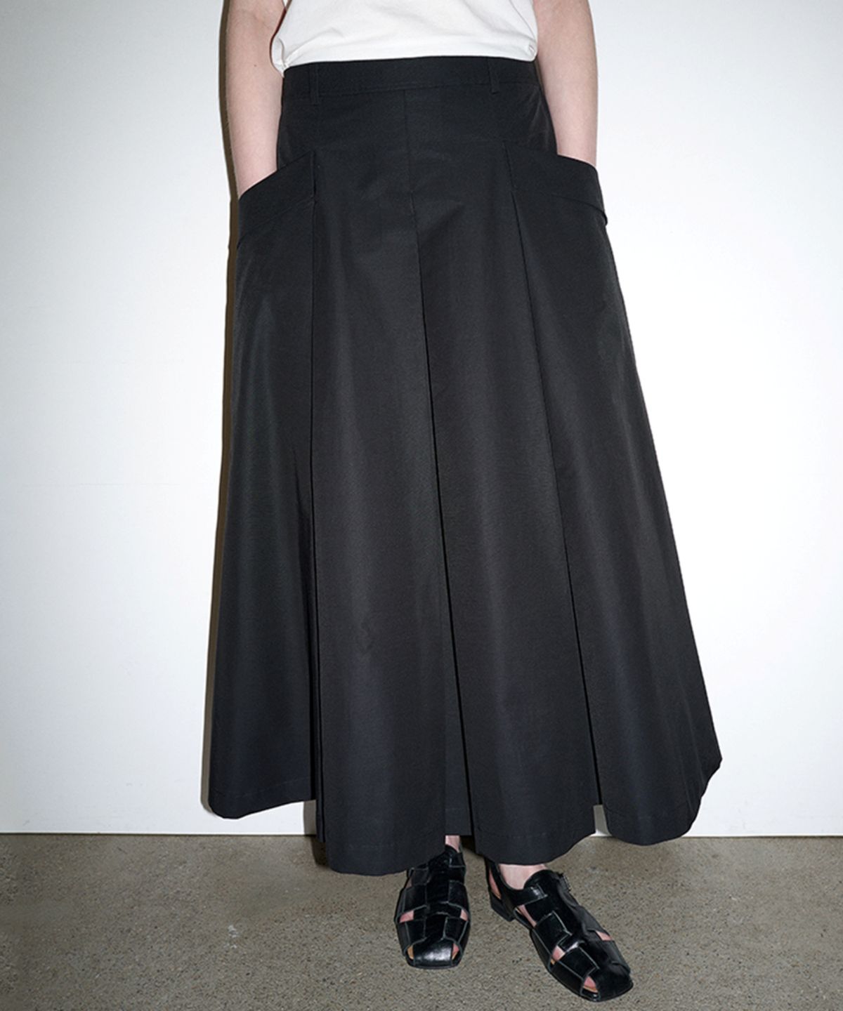 더룸(THELOOM) BOX PLEATS POCKET SKIRT_BLACK
