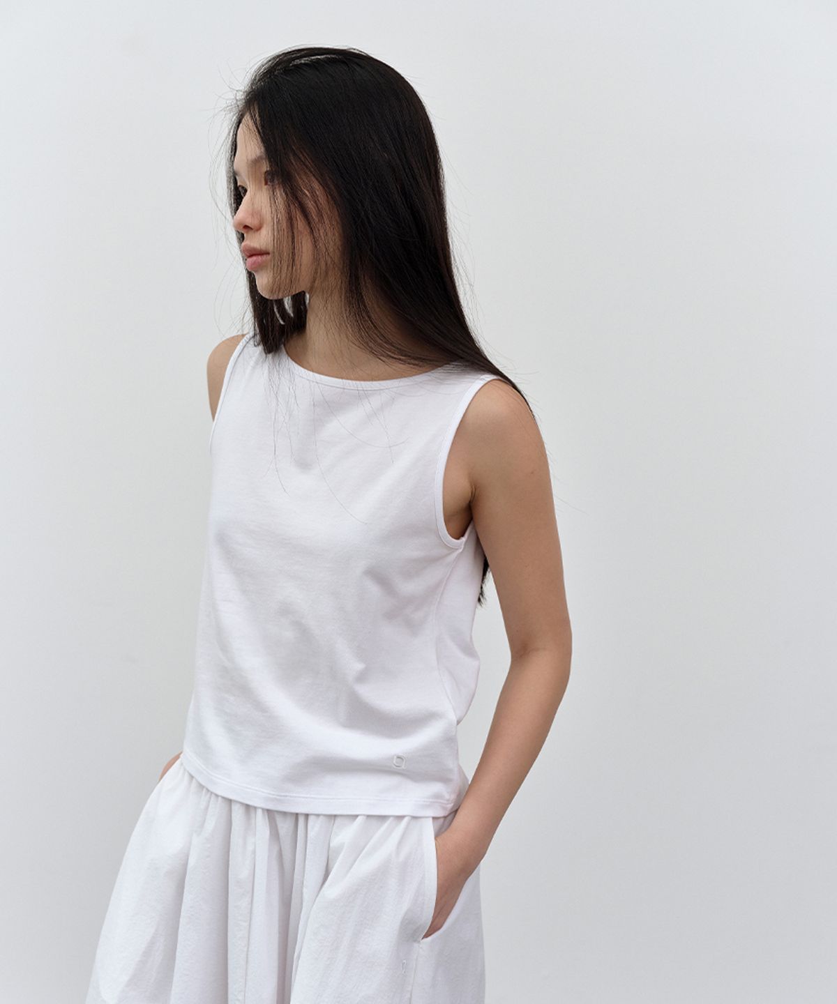 나우(nau) W 모달 보트넥 슬리브리스 탑 White