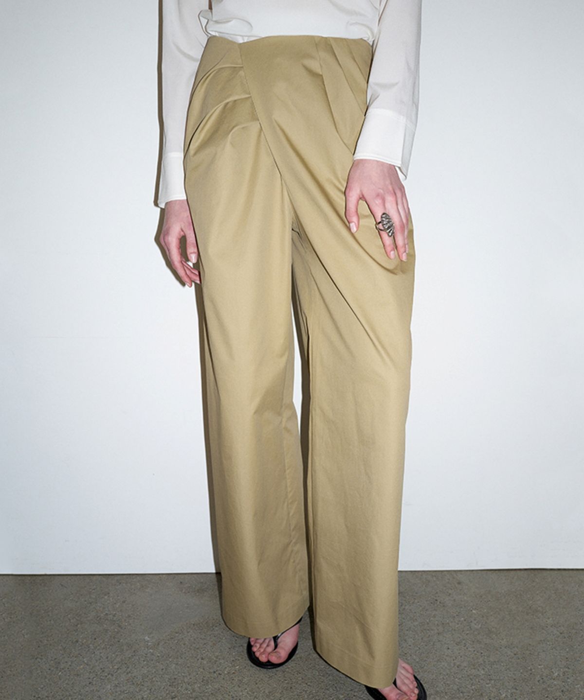 더룸(THELOOM) ASYMMETRY WRAP TROUSERS_BEIGE