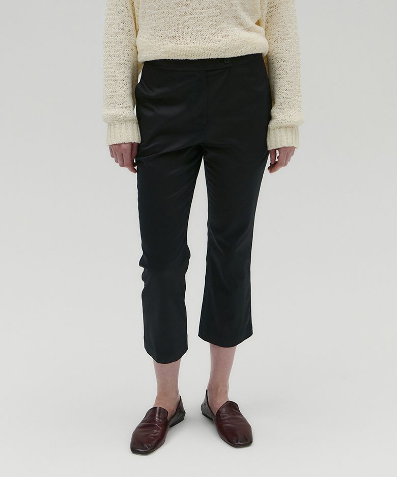 SEMI-FLARE CAPRI PANTS [BLACK]