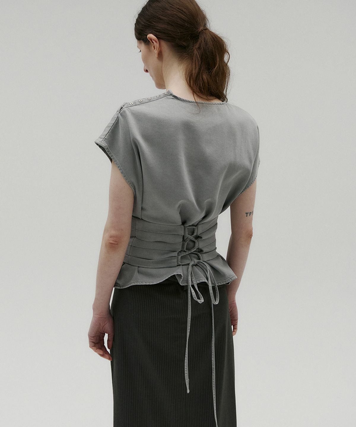 솔티페블(SALTY PEBBLE) GARMENT-DYED SOFT DENIM SNAP BLOUSE & PINTUCK BUSTIER SET UP [GREY]