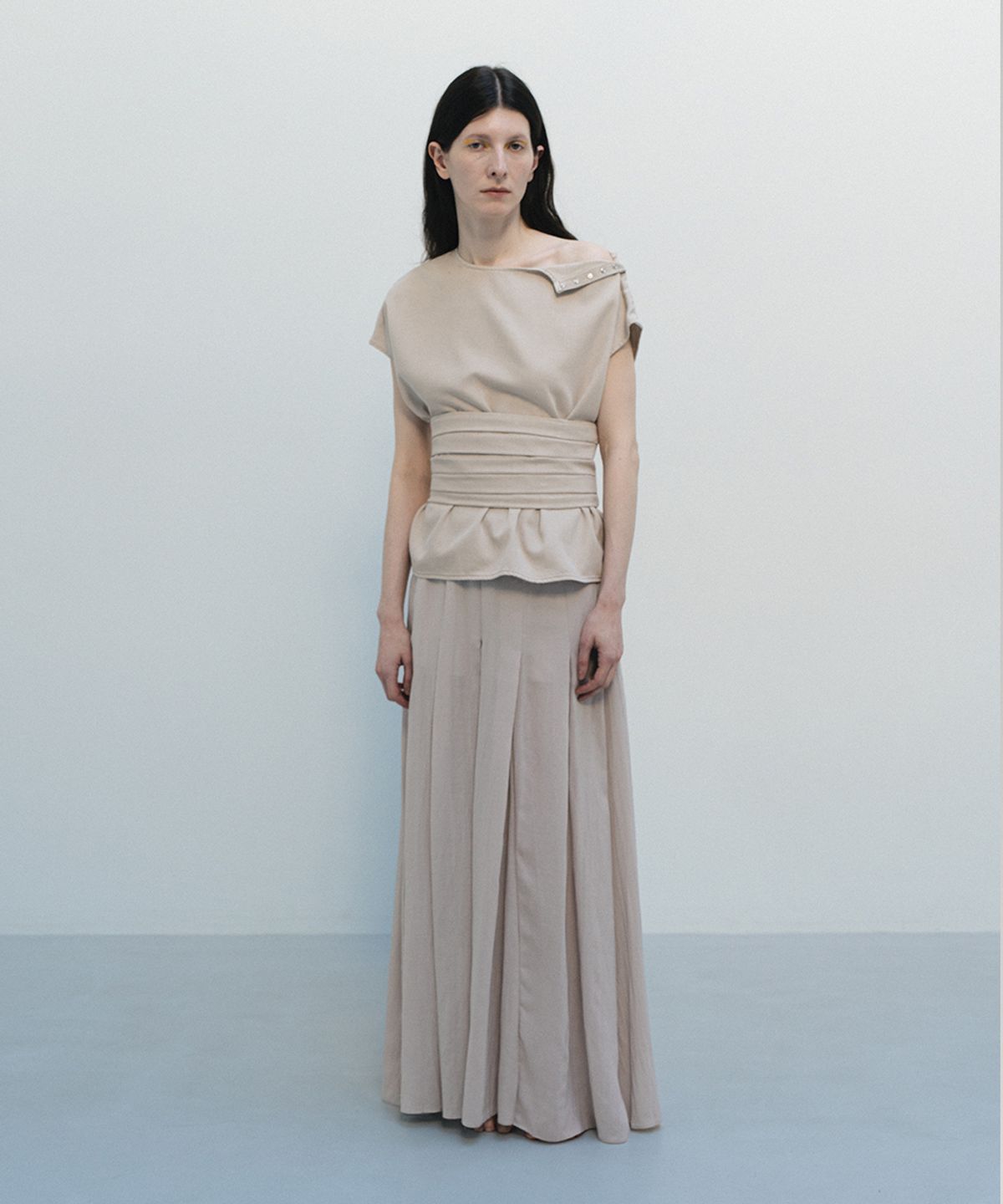 솔티페블(SALTY PEBBLE) GARMENT-DYED SOFT DENIM SNAP BLOUSE & PINTUCK BUSTIER SET UP [BEIGE]