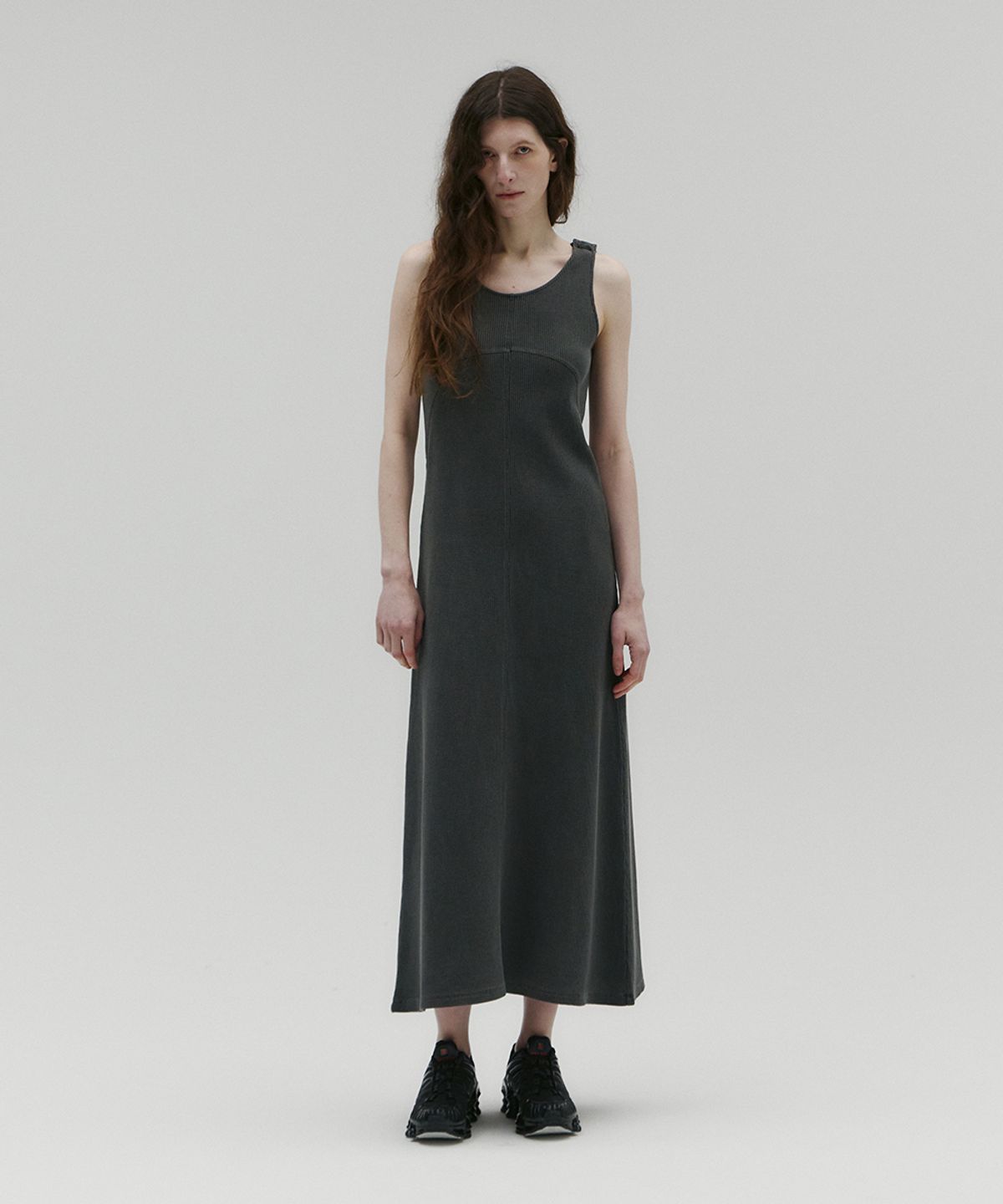 솔티페블(SALTY PEBBLE) PIGMENT DYED WAFFLE SLEEVELESS DRESS [CHARCOAL]