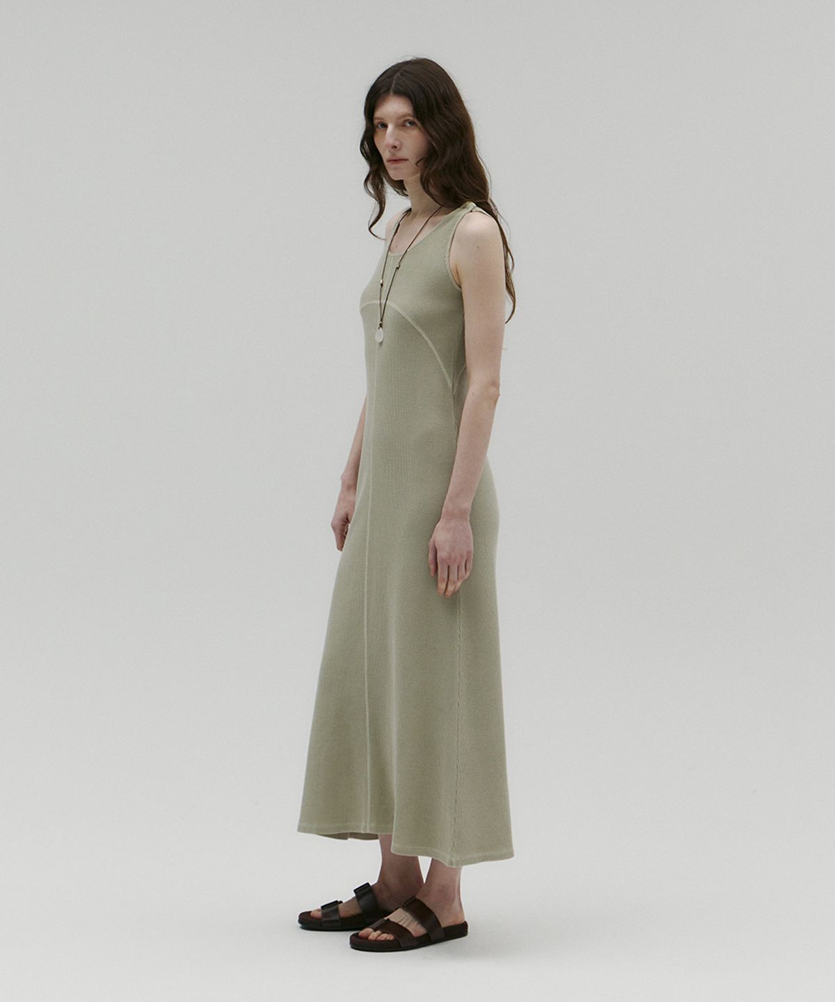 솔티페블(SALTY PEBBLE) PIGMENT DYED WAFFLE SLEEVELESS DRESS [BEIGE]
