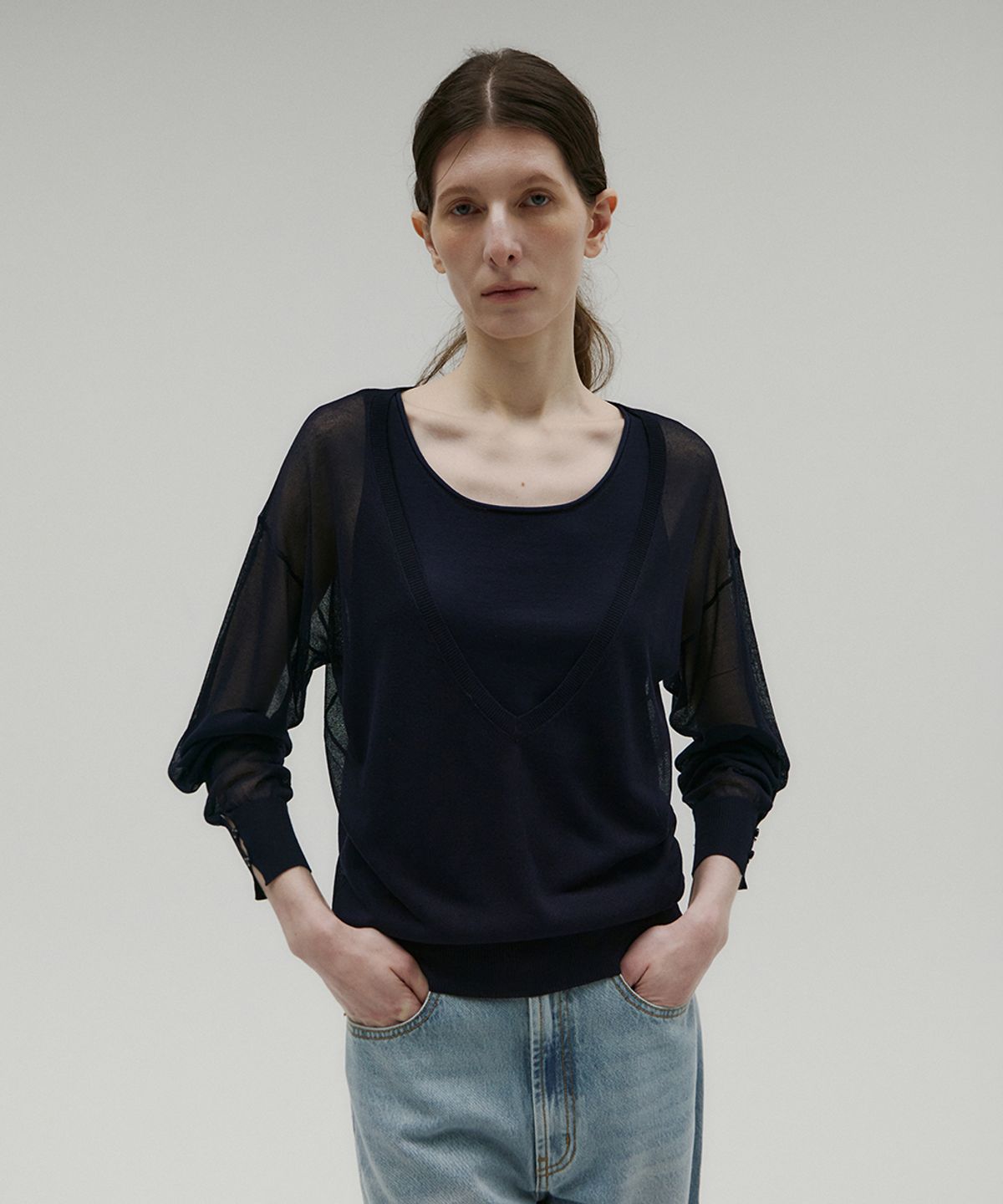 솔티페블(SALTY PEBBLE) SHEER V-NECK KNIT & SLEEVELESS SET UP [DARK NAVY]