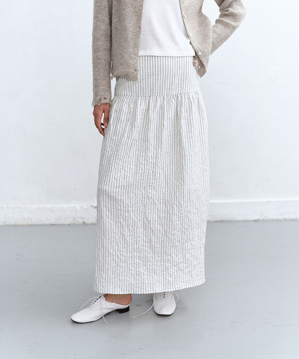 로우타이드(LOW TIDE) STRIPE CRINKLE SHIRRING SKIRT [WHITE]