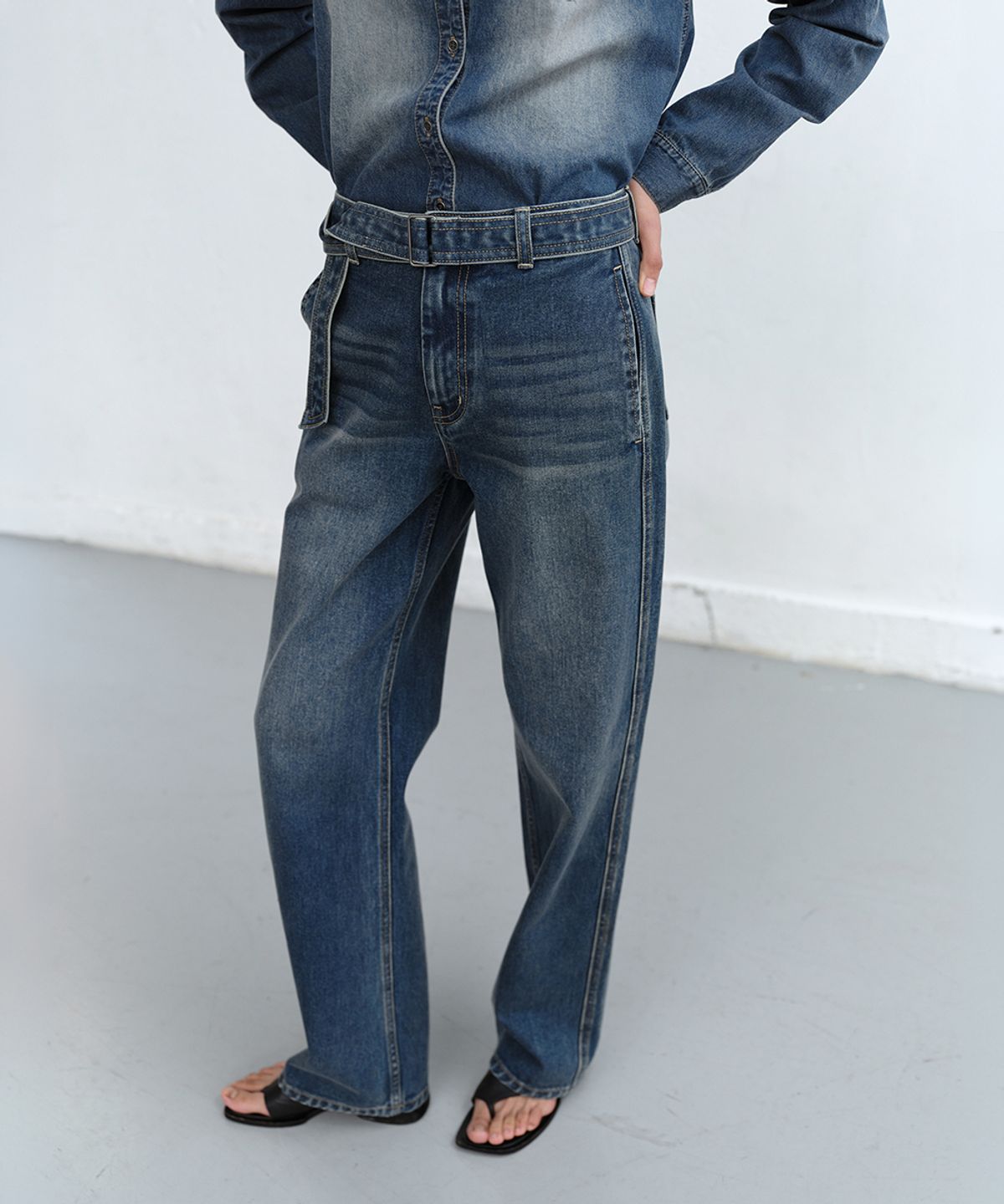 로우타이드(LOW TIDE) STITCHED BELT DENIM PANTS [BLUE]
